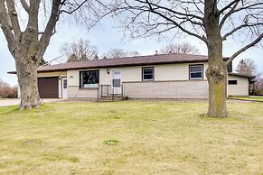 Bright Algoma Home 1 Mi to Lake Michigan!