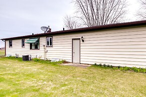 Bright Algoma Home 1 Mi to Lake Michigan!