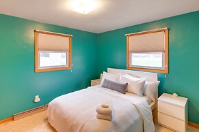 Bright Algoma Home 1 Mi to Lake Michigan!