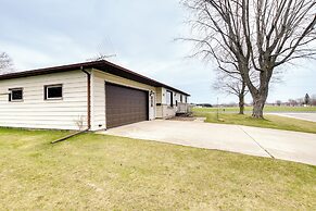 Bright Algoma Home 1 Mi to Lake Michigan!