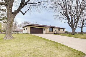 Bright Algoma Home 1 Mi to Lake Michigan!
