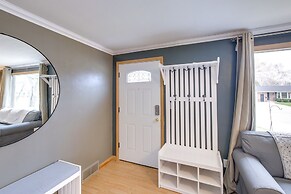 Bright Algoma Home 1 Mi to Lake Michigan!