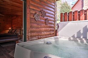 3 Mi to Dollywood: Hot Tub Hideaway in Smoky Mtns