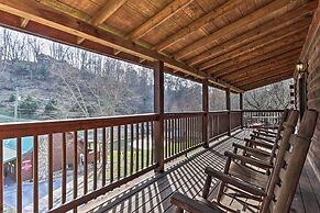 3 Mi to Dollywood: Hot Tub Hideaway in Smoky Mtns