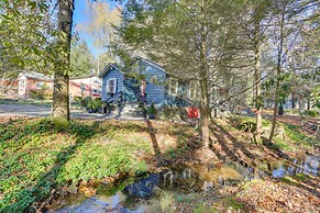 Cozy Catskills Cottage: Creekside Deck & Fire Pit