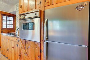 Cozy Catskills Cottage: Creekside Deck & Fire Pit