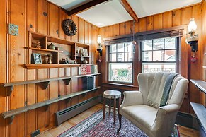 Cozy Catskills Cottage: Creekside Deck & Fire Pit