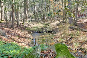 Cozy Catskills Cottage: Creekside Deck & Fire Pit