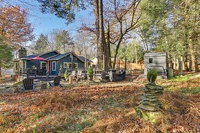 Cozy Catskills Cottage: Creekside Deck & Fire Pit