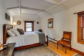 Cozy Catskills Cottage: Creekside Deck & Fire Pit