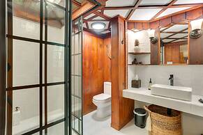 Cozy Catskills Cottage: Creekside Deck & Fire Pit