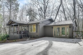 Luxury Highlands Cottage w/ Deck + Fireplace!