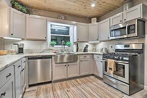 Luxury Highlands Cottage w/ Deck + Fireplace!