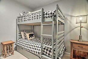 Luxury Highlands Cottage w/ Deck + Fireplace!