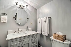 Luxury Highlands Cottage w/ Deck + Fireplace!