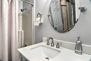 Luxury Highlands Cottage w/ Deck + Fireplace!