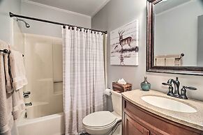 Luxury Highlands Cottage w/ Deck + Fireplace!