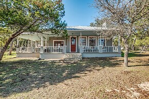 Beautiful Hill Country Ranch Home - 4 Mi to Town!