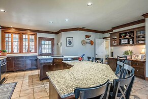 Beautiful Hill Country Ranch Home - 4 Mi to Town!