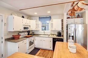 Beautiful Portsmouth Cottage By the Sea w/ Jacuzzi