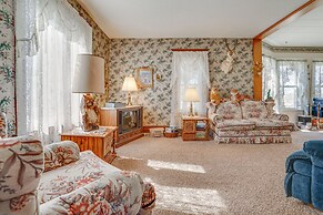 Quiet Farmhouse Retreat w/ Fire Pit - Pets Welcome