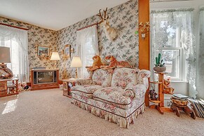 Quiet Farmhouse Retreat w/ Fire Pit - Pets Welcome
