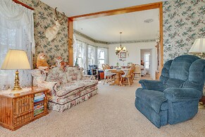 Quiet Farmhouse Retreat w/ Fire Pit - Pets Welcome