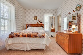 Quiet Farmhouse Retreat w/ Fire Pit - Pets Welcome