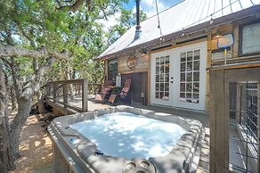 'horse Thief Inn' Cabin Retreat w/ Deck & Hot Tub!