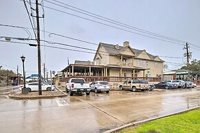 Apt w/ Balconies - Steps to Kemah Boardwalk!