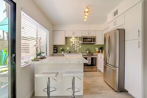Palm Springs Abode w/ Pool Access, Near Golfing