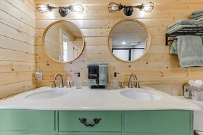 Ruidoso Cabin Rental w/ Hot Tub: Walk to Main!