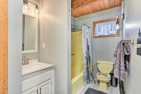 4 Mi to Tubing: Cozy Bushkill Cabin w/ Deck!
