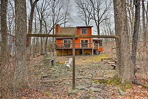 4 Mi to Tubing: Cozy Bushkill Cabin w/ Deck!