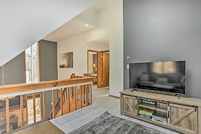 4 Mi to Tubing: Cozy Bushkill Cabin w/ Deck!