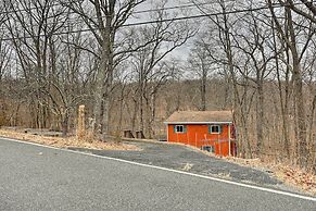4 Mi to Tubing: Cozy Bushkill Cabin w/ Deck!