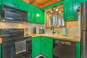 4 Mi to Tubing: Cozy Bushkill Cabin w/ Deck!