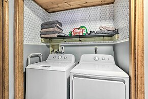 4 Mi to Tubing: Cozy Bushkill Cabin w/ Deck!