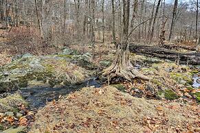 4 Mi to Tubing: Cozy Bushkill Cabin w/ Deck!