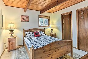 4 Mi to Tubing: Cozy Bushkill Cabin w/ Deck!