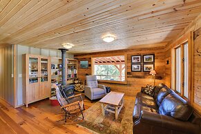 Idyllic Twin Lakes Escape w/ Deck + Fire Pit!