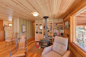 Idyllic Twin Lakes Escape w/ Deck + Fire Pit!