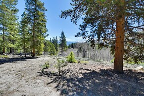 Idyllic Twin Lakes Escape w/ Deck + Fire Pit!