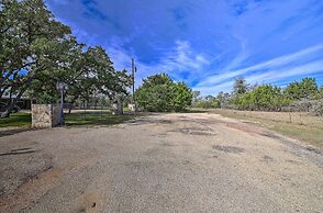 Fredericksburg Cottage ~ 1 Mile to Main Street!