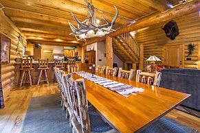 Exquisite Mccall Log Cabin - Walk to Payette Lake!