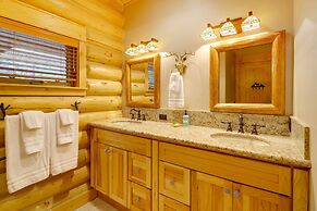Exquisite Mccall Log Cabin - Walk to Payette Lake!