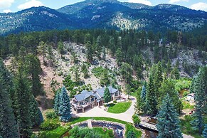 Stunning Mtn Views, Private Stream: Evergreen Gem!