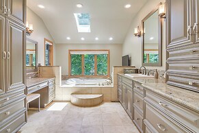 Stunning Mtn Views, Private Stream: Evergreen Gem!