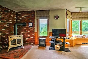 Scenic Bartlett Home w/ Deck - 1 Mi to Storyland!