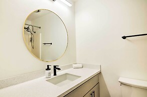 The Cottages: Ski-in/out Retreat - Hike & Explore!